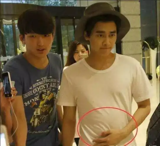 明星遮不住肚腩,林更新油腻,刘亦菲白百合赘肉,而她最尴尬_漏肚子