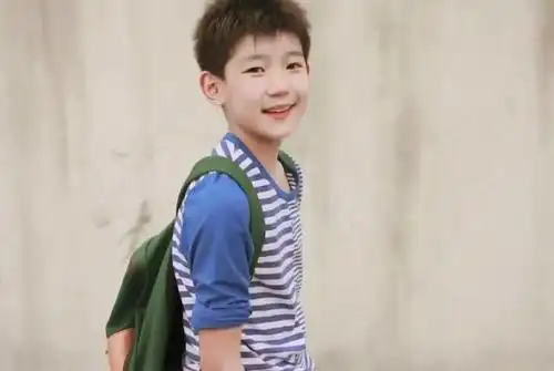 新浪娱乐讯 4月23日,王源在微博晒出自己的童年照,照片里王源虎头虎脑