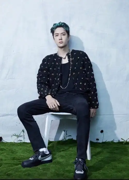 超a的大佬坐姿哇不得不说我哥哥这气势真足@uniq-王一博#王一博