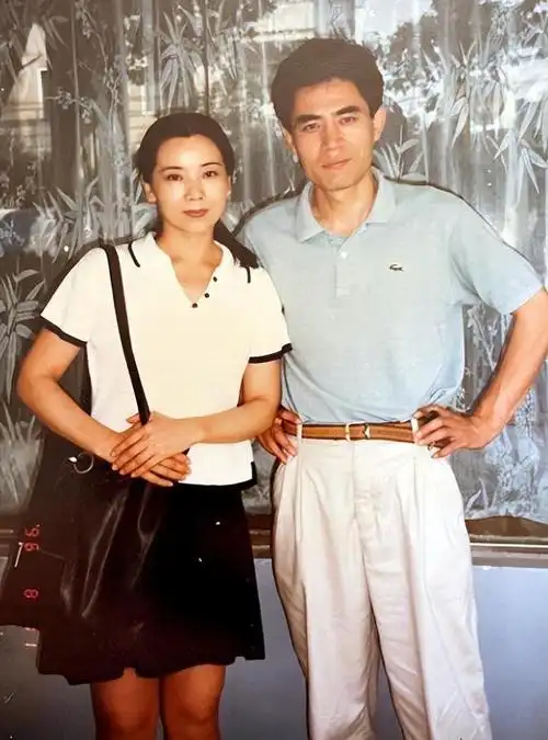 陈宝国结婚40年的妻子高雅有阔太范老夫老妻当众搂抱好甜蜜