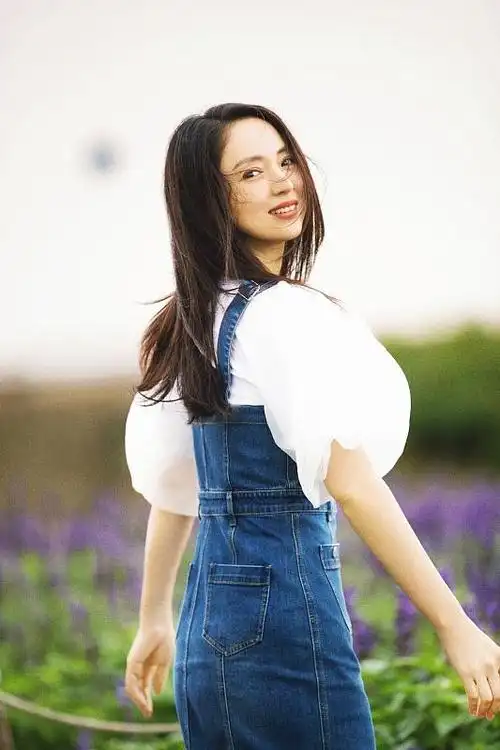 董璇拒绝变老身穿泡泡袖t恤加背带裤怎么看都不像41岁