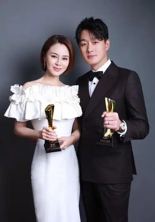 佟大为关悦结婚14年恩爱如初!两人"面条吻"撒狗粮