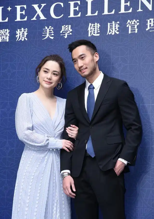 阿娇也幸福肥了!和老公高调同框秀恩爱,赖弘国越看越像王阳明