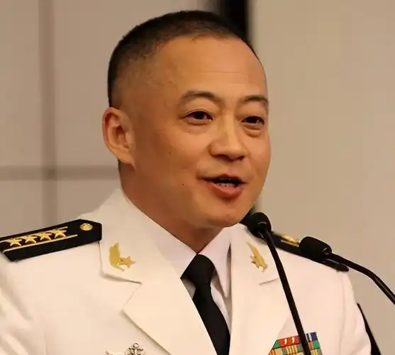 辽宁舰第一任舰长,大校,正师级以辽宁舰首任舰长张峥为例,他担任首任