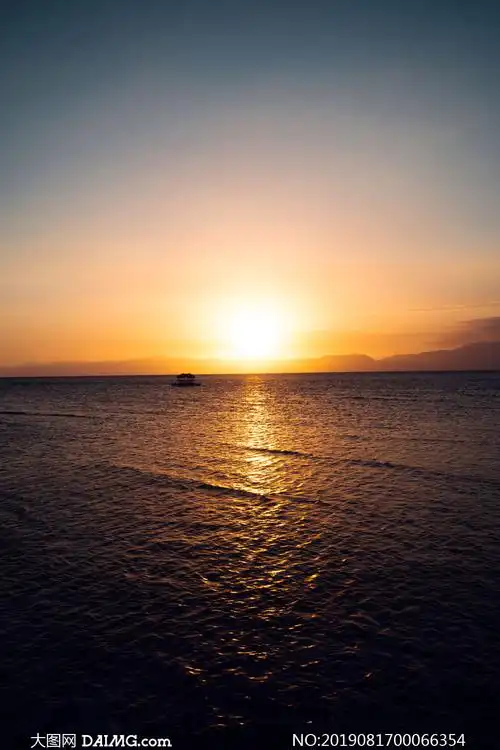 夕阳下的海洋美景摄影图片