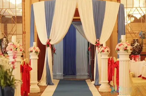 婚宴酒店大厅门口蓝色布幔与鲜花罗马柱点缀