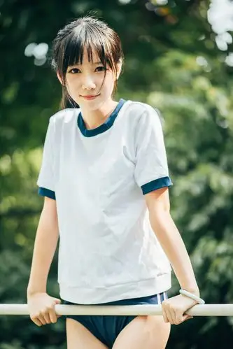 90后校服女生运动中透露的小性感图集,校花美女