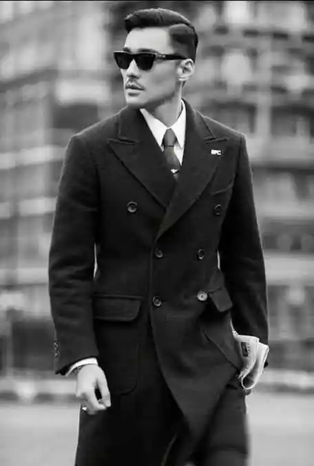 帅炸53岁胡兵伦敦爆火外国女子疯狂围观是中国明星