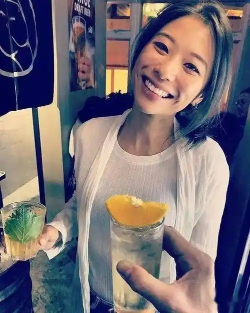 新科老爷上台献唱,素人妻子身份被扒_林德信_婚礼_candace