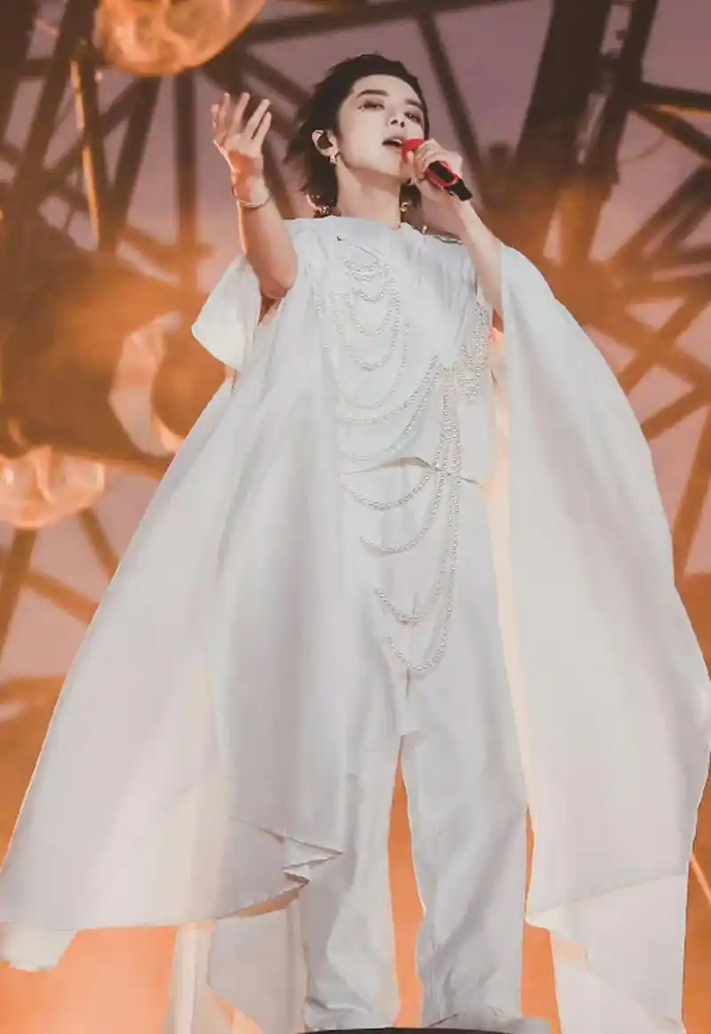 华晨宇演唱会神树开场名场面,宏大场景加上白衣,好似天神降临!