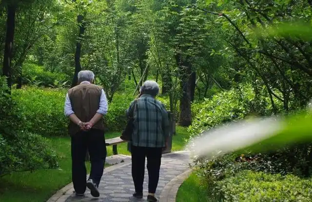 每个老人可能都会这样回答,儿女围在身边,老伴相依在一起.