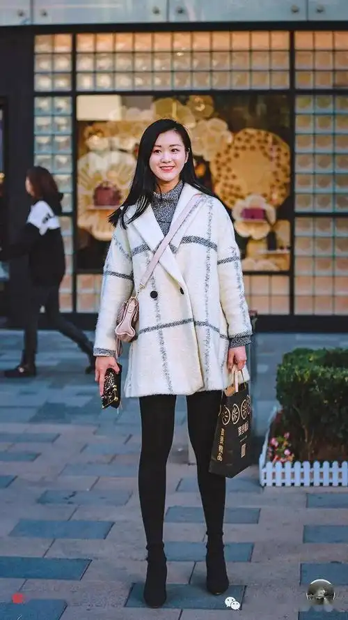 街拍一个人给别人的第一印象大部分是取决于她的外在形象