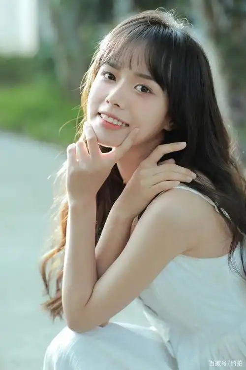 《艺 人 星 周 刊》第 153 期"本期为大家推荐一位超美的模特小姐姐"