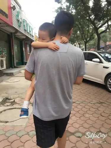 紧紧的抱着爸爸