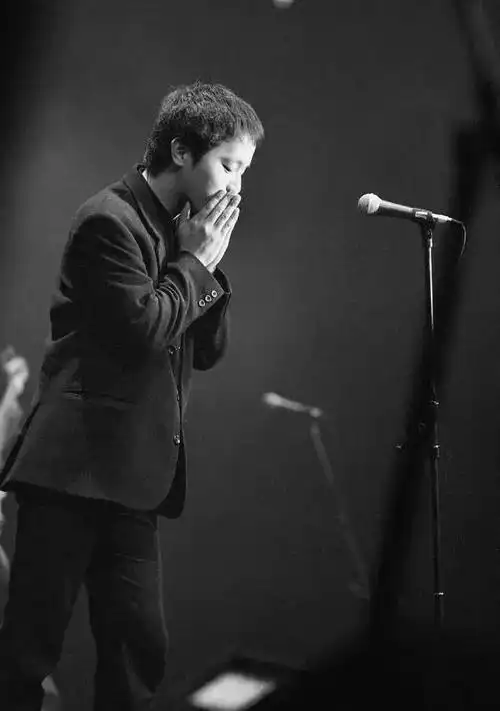 主题:窦唯年轻的时候真是帅,帅哥不能长胖秃脑门啊!