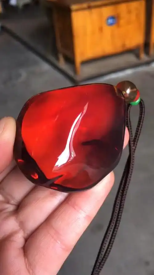 老矿牛血红琥珀随形吊坠