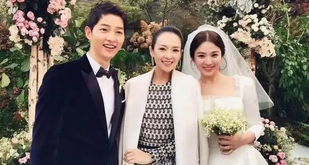 2017年10月31日,宋仲基和宋慧乔在新罗酒店举办了一场超级浪漫的婚礼