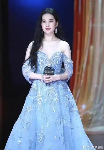 33岁刘亦菲参加活动穿浅蓝色礼裙好仙生图暴露真实状态引热议