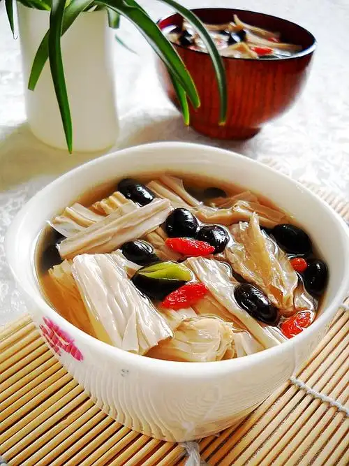 黑豆冰糖炖腐竹的做法