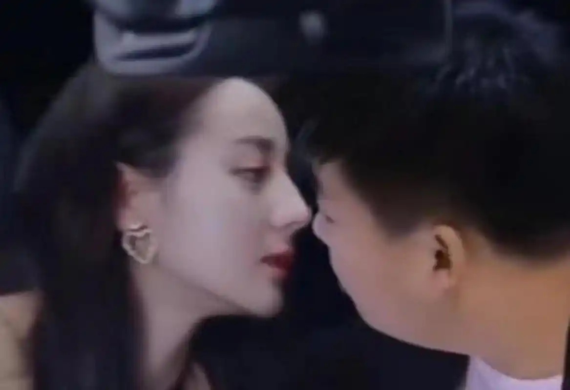 知情人在车上亲吻迪丽热巴,画面合成,粉丝愤怒受伤