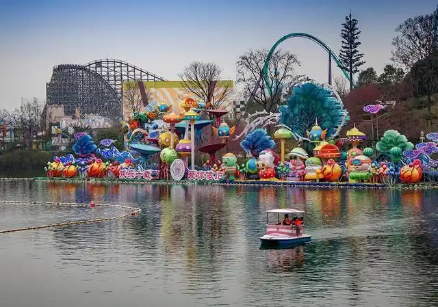 中国西南部最大的游乐场,坐落在成都市龙泉驿区,包括"华侨城"和"