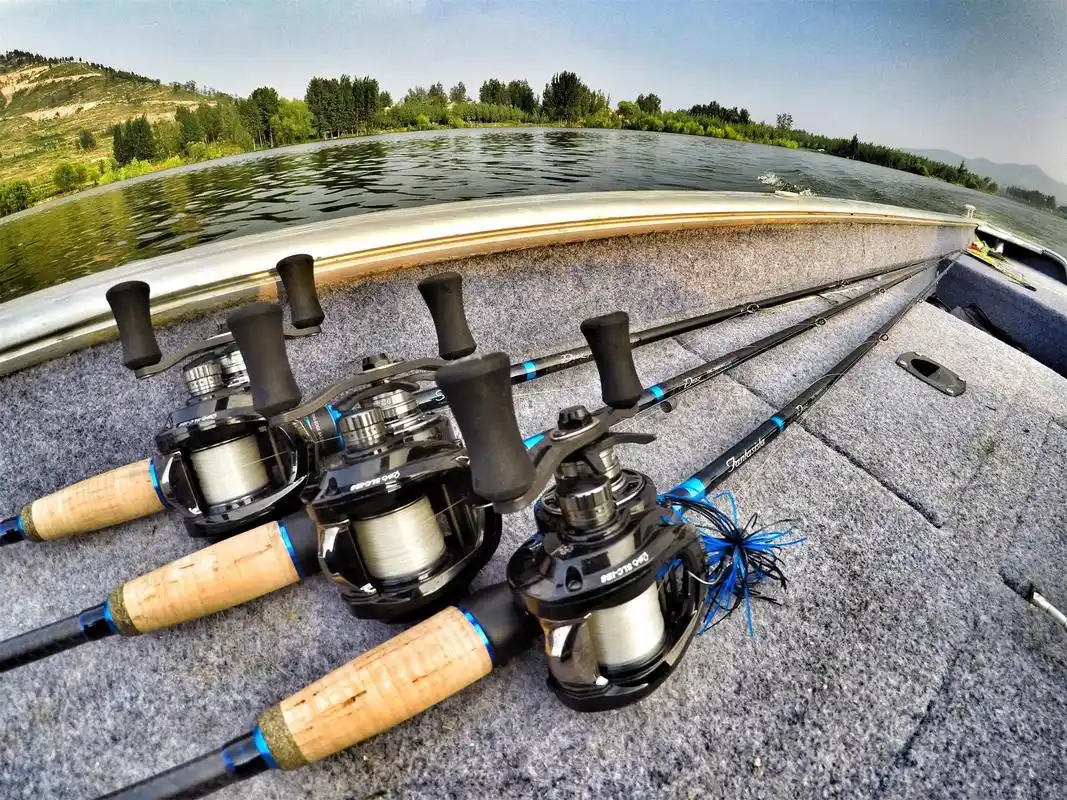 路亚新手选直柄竿和枪炳竿