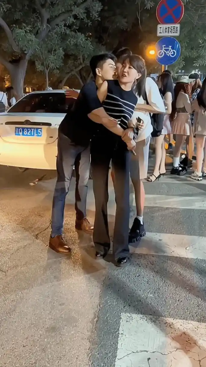 热恋中的情侣有多腻歪