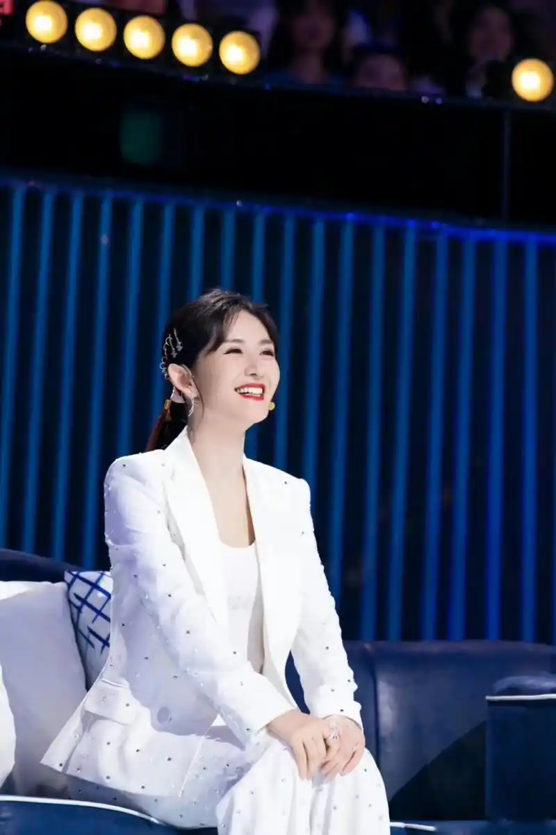 谢娜越穿越有气质,一袭白色西装美腻了,怎么看都不像39岁