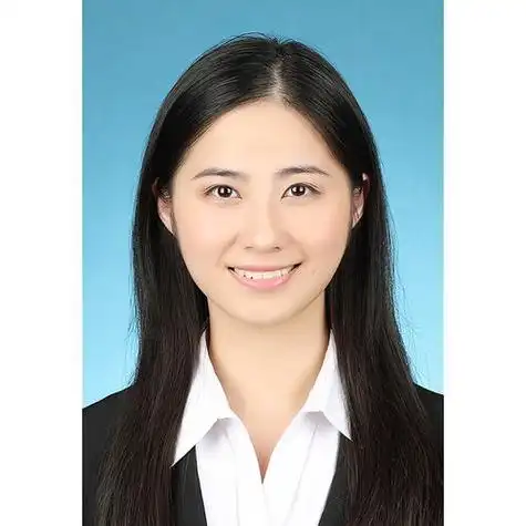 证件照的蓝色是天蓝,证件照要求是免冠(不戴帽子)正面照,照片上正常