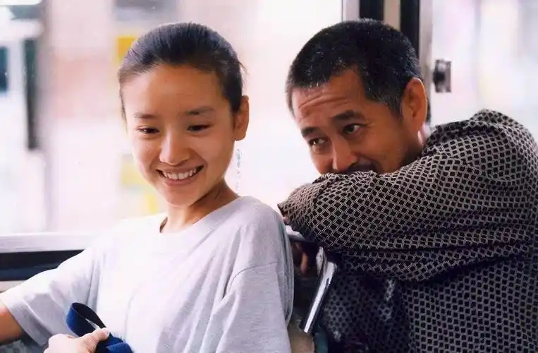 回顾董洁单亲妈妈带娃背后的辛酸与孩子父亲潘粤明终身不和解