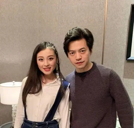 李健:参加婚礼时捡到一个老婆,结婚24年无房无子插图17