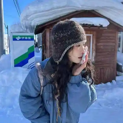 冬天下雪的唯美女生头像,雪景中的气质美女头像