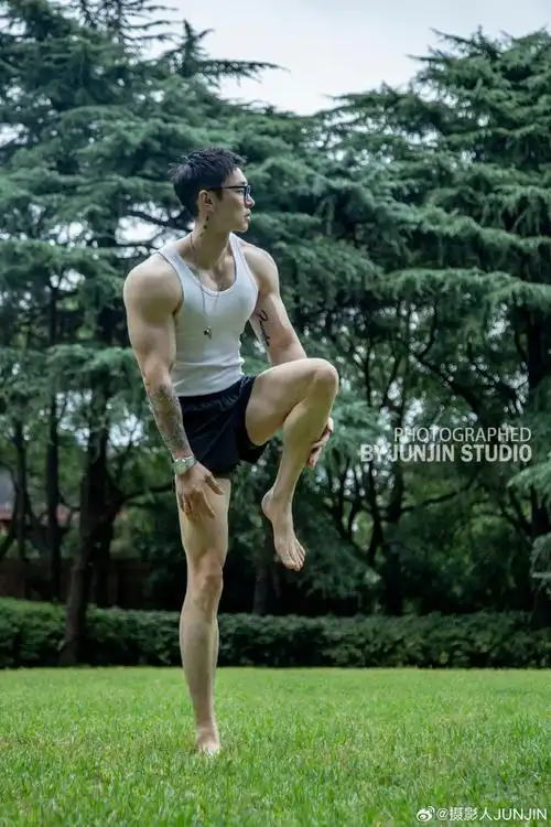 #健身打卡##肌肉男##运动健身##健身男理想身材摄影#