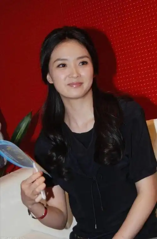 王艳年轻时太美淡妆出镜依旧出挑穿一袭蓝裙在人群中白得发光