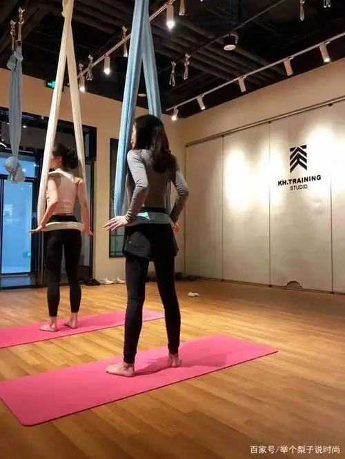难怪王琳身材这么好,49岁还穿无痕衣健身,坐在瑜伽带上姿势迷人