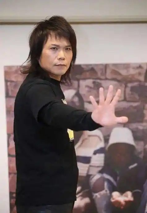 伍佰老照片,你喜欢他的摇滚音乐吗?_歌曲_成为了_专辑