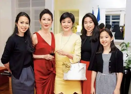 林青霞18岁次女邢言爱罕有露脸气质独特,与姐姐邢爱林长得像父亲