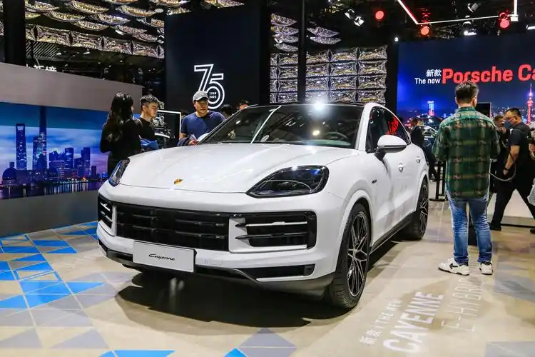 新款卡宴的最大辨识特征就是风格更加锐利的前脸造型.