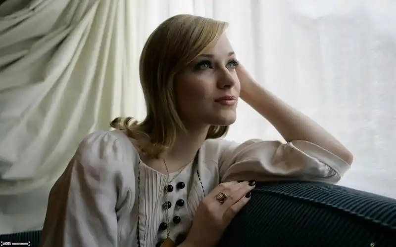 ps给偏暗的室内人像图片加上柔和的淡黄色