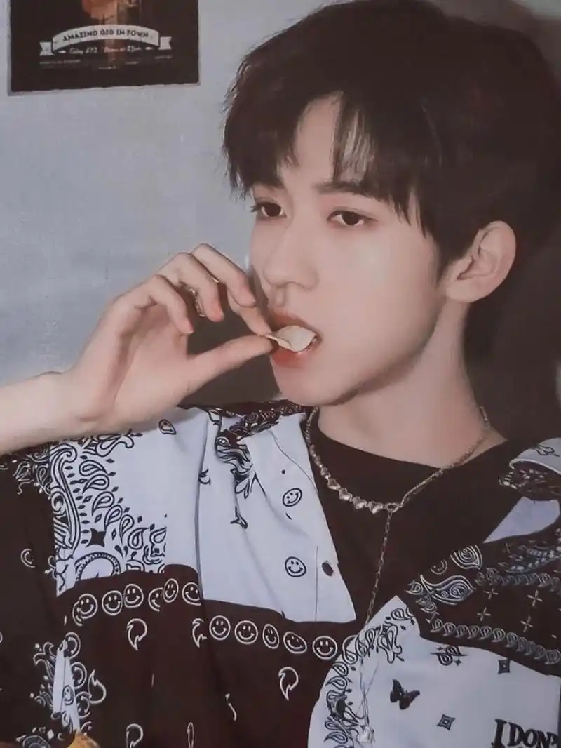 《宝藏男孩—贺峻霖92神图》 贺仙子误入尘世惹91 曾经角落里的