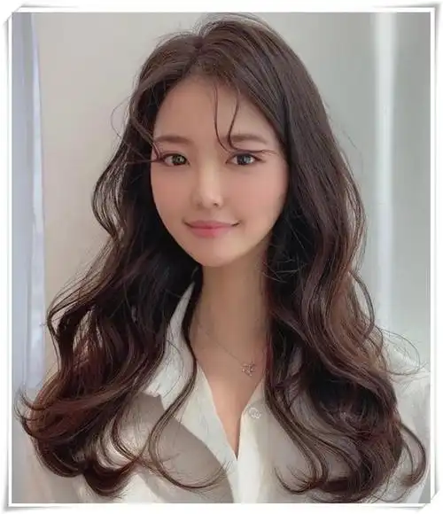 可能很多人会存在一些对卷发的误解,认为卷发会看起来更加显老,其实不