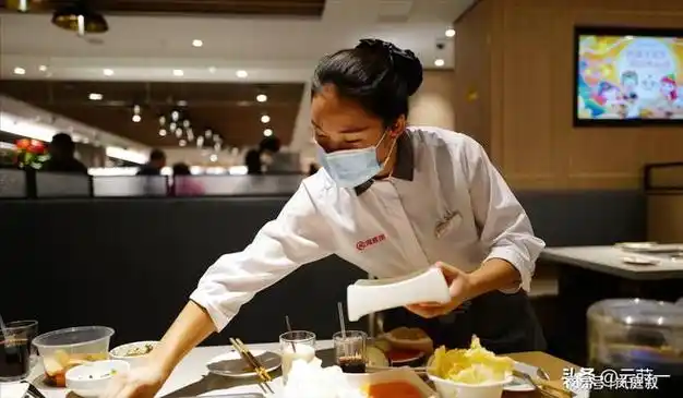 吃火锅时服务员不断问你要不要加汤其实这是一种暗示