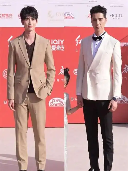 黄俊捷和阿云嘎都是高大帅气的,一个身穿卡其色西装,风格休闲时尚,另