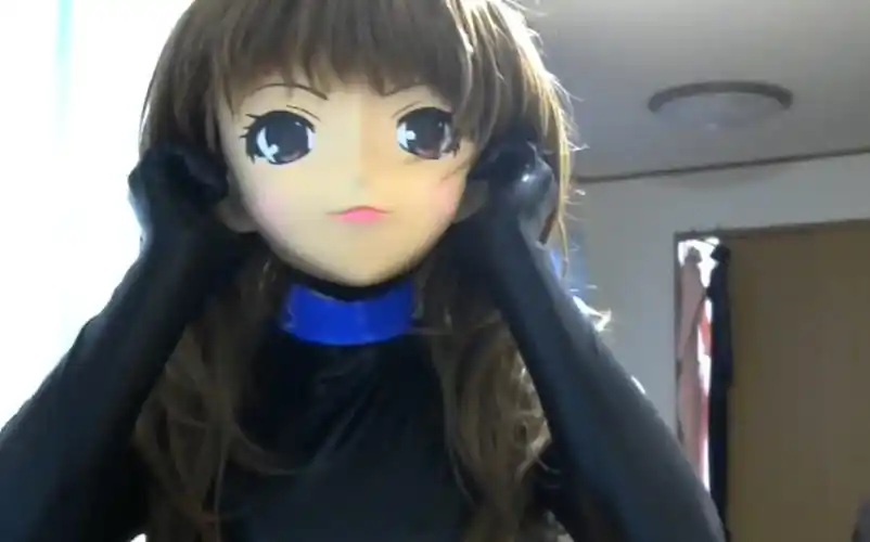 kigurumi妹子脱下头壳之后居然还戴着乳胶全包面具~ cosplay