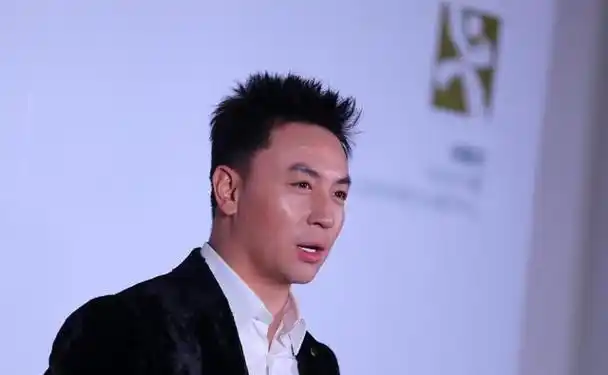 有一种差距叫释小龙何洁分手,13年后一个身价过亿,一个捉襟见肘