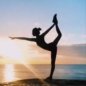 瑜伽头像女生意境图片巴黎铁塔上的樱花