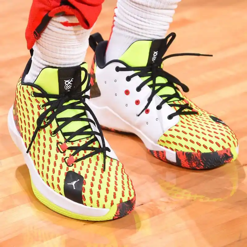 今日常规赛上脚球鞋一览:塔克上脚德罗赞pe配色kobe 1 protro