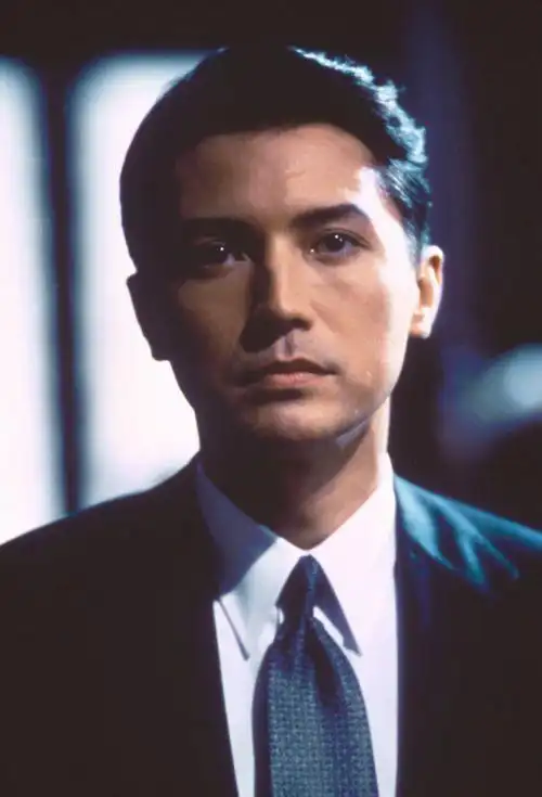 后来,他在香港拍了《龙在中国》《尖峰时刻》《自娱自乐》等多部电影