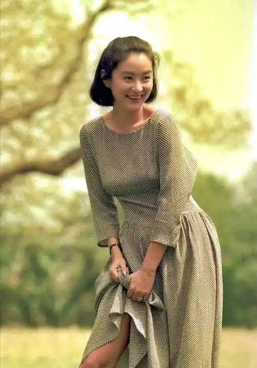 林青霞状态真好清爽短发干练十足到了奶奶辈依旧风韵犹存