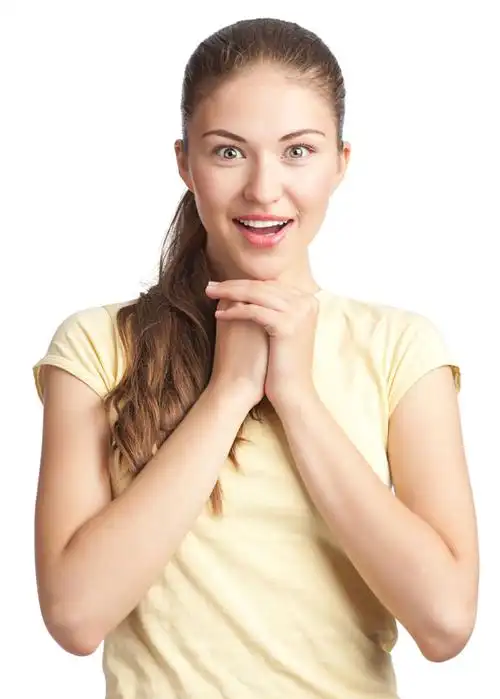 做手势的开心女孩